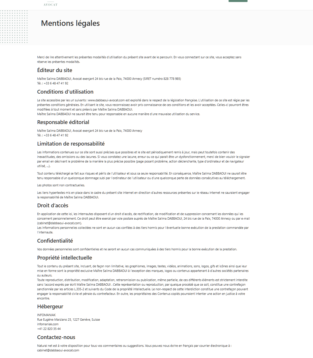 Maître Salima Dabbaoui en robe d'avocat dans les couloirs du Palais de Justice d'Annecy, regard direct, lumière naturelle latérale